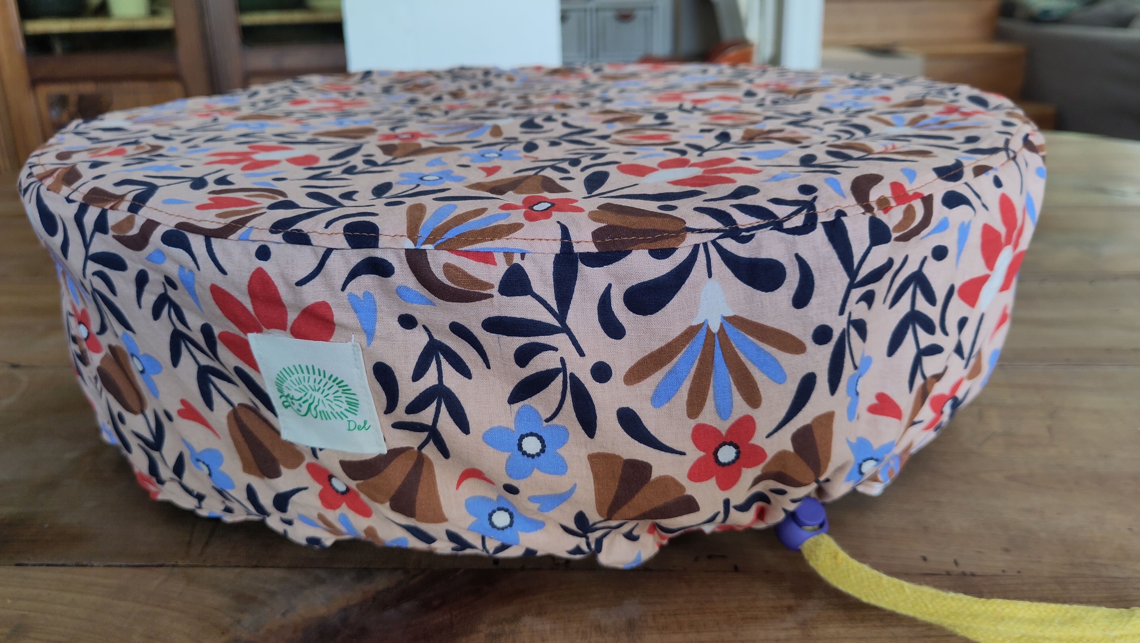 Flora Housse de billig avec un motif à fleur rouge et bleu sur un fond beige