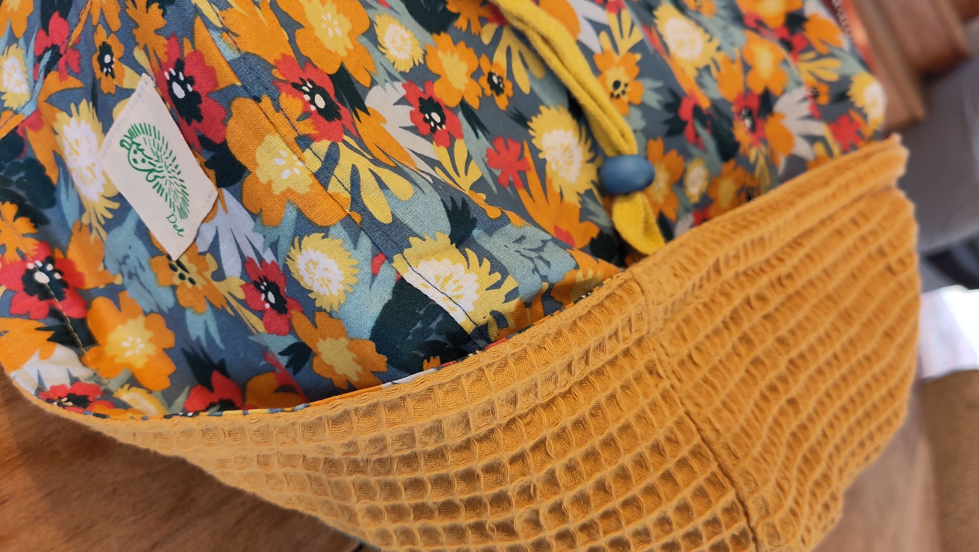 Joanet-bis Housse de billig avec un motif à fleur et un nid d'abeille jaune